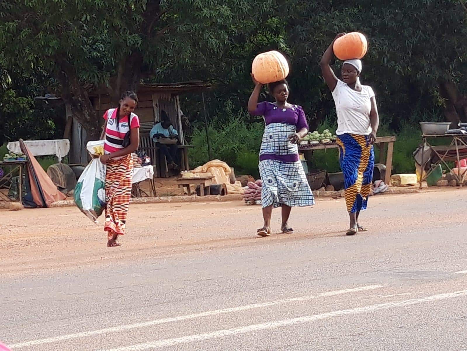 NIños Burkina Faso Tante mani per uno sviluppo solidale en barcelona